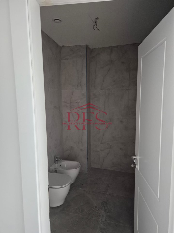 📍 Jepet me qira apartament 2+1 – Rezidenca Lake View, Kati 5
🏠 103 m²