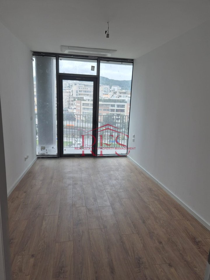 📍 Jepet me qira apartament 2+1 – Rezidenca Lake View, Kati 5
🏠 103 m²