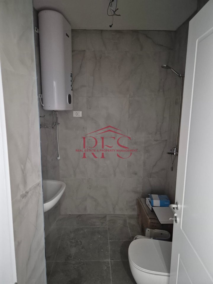 📍 Jepet me qira apartament 2+1 – Rezidenca Lake View, Kati 5
🏠 103 m²