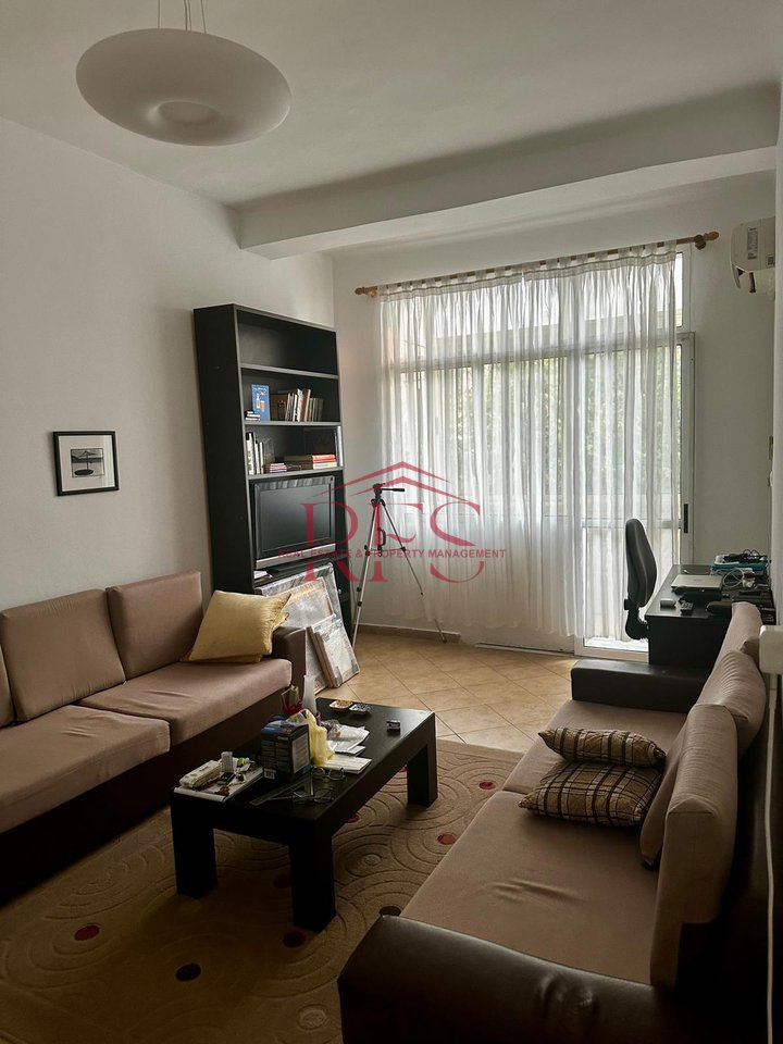 Vendesi 1+1+Cucina e 2 balconi – Completamente arredato / STRADA DI DURRËS