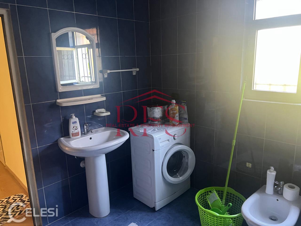 🏡 VILË ME QERA – Kati 1, hyrje më vete
📍 Rr. Gjergj Legisi, pranë dyqanit Adidas LAPRAKE