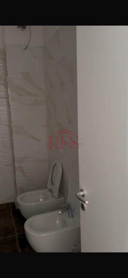 📍 Jepet me Qera Apartament 1+1 për Zyra – Afer Stacionit të Trenit