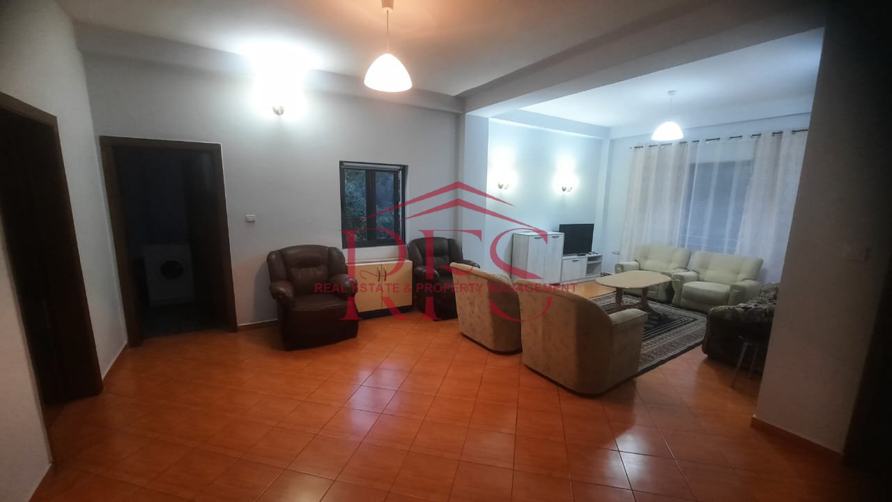 Jepet me Qera kati i 2-të i një vile (3+1) pranë Ekonomikut tek Rruga e Elbasanit
📍 Rruga Gramoz Pashko, pranë Ekonomikut – Rruga e Elbasanit