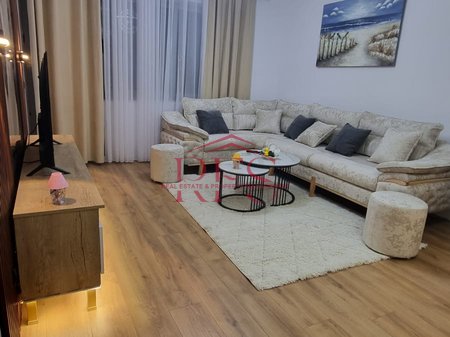 📢 Shitet Ap 2+1+2 i Mobiluar Moderne  – Astir, pranë Bar Oslo