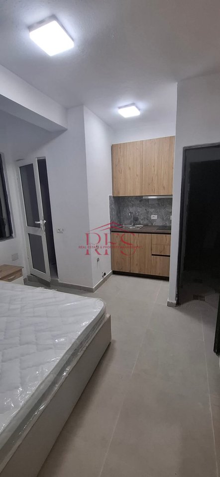 A gas station is for rent in the student city area, fully equipped, price 280 thousand lek. Near buildings 9 and 10.