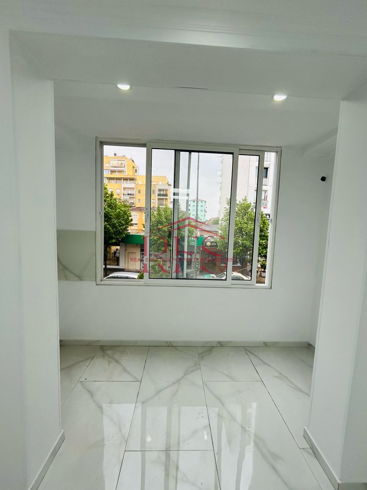 📍 Jepet me qira apartament bosh 1+1 – Rruga e Dibrës (Vijë e parë)