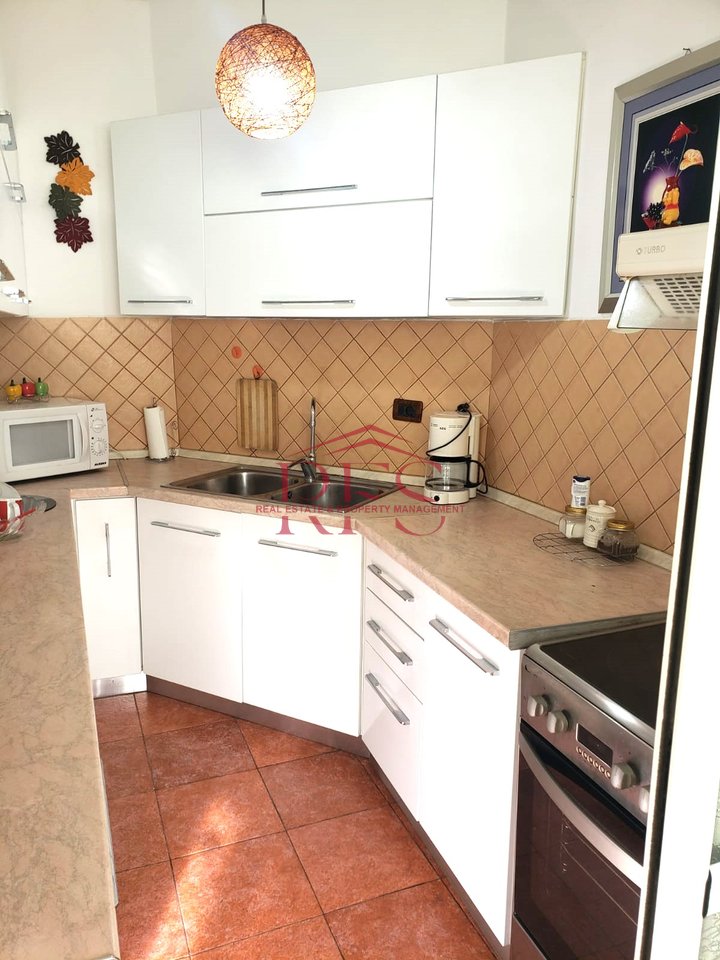 🏡 2+1 Apartment for Rent – Komuna e Parisit, opposite Kika 2  
📍 Address: Tish Daija Street, Kristal Center, Komuna e Parisit, Tirana  
📐 Area: 105 m²  
🏢 Floor: 9  
🛏️ Rooms: 2 bedrooms + living room + kitchen and separate dining area  
🛁 Bathrooms: 1  
🌇 Balconies: 2  
💶 Rent: 650 €/month  

✅ Apartment Features:  
Fully furnished, with modern furniture  

Bedrooms with new furniture  

Separate dining area and kitchen from the living room  

Very bright and warm, thanks to good orientation and natural light  

Underfloor heating and cooling system  

Located in one of the most preferred areas of Tirana, near the park and Kristal Center  

With quick access to transport, shops, cafes, and schools