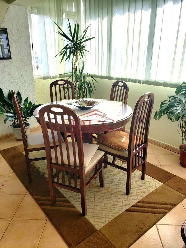 🏡 2+1 Apartment for Rent – Komuna e Parisit, opposite Kika 2  
📍 Address: Tish Daija Street, Kristal Center, Komuna e Parisit, Tirana  
📐 Area: 105 m²  
🏢 Floor: 9  
🛏️ Rooms: 2 bedrooms + living room + kitchen and separate dining area  
🛁 Bathrooms: 1  
🌇 Balconies: 2  
💶 Rent: 650 €/month  

✅ Apartment Features:  
Fully furnished, with modern furniture  

Bedrooms with new furniture  

Separate dining area and kitchen from the living room  

Very bright and warm, thanks to good orientation and natural light  

Underfloor heating and cooling system  

Located in one of the most preferred areas of Tirana, near the park and Kristal Center  

With quick access to transport, shops, cafes, and schools