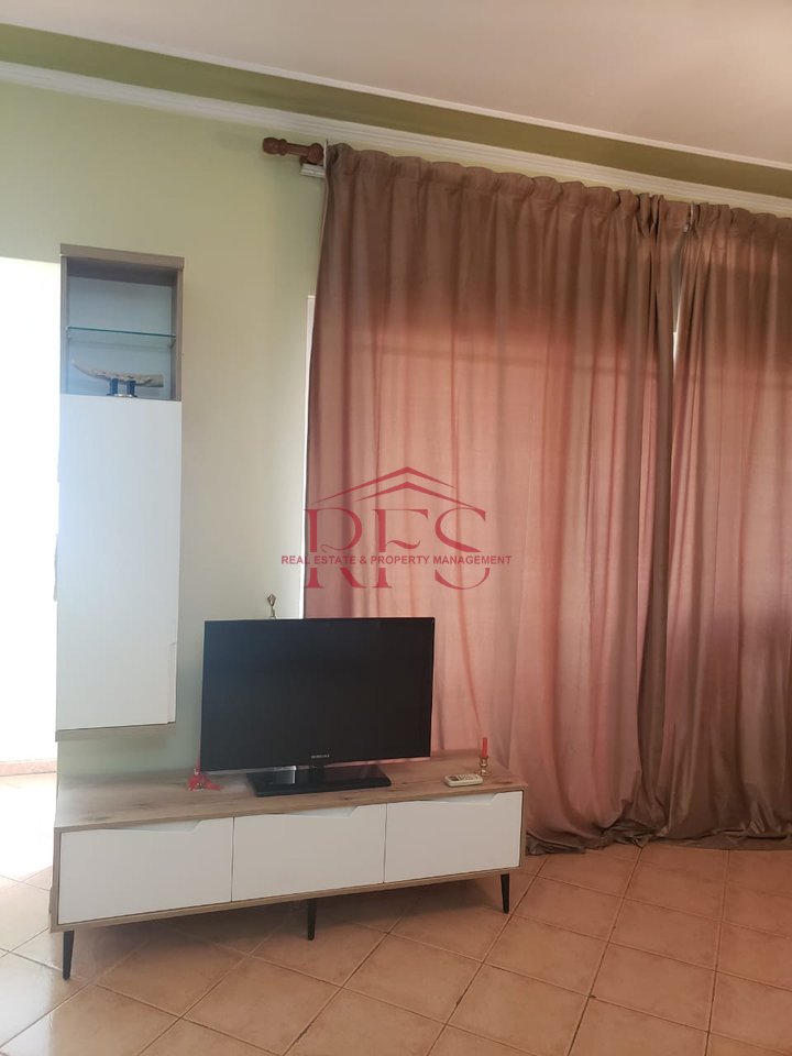 🏡 2+1 Apartment for Rent – Komuna e Parisit, opposite Kika 2  
📍 Address: Tish Daija Street, Kristal Center, Komuna e Parisit, Tirana  
📐 Area: 105 m²  
🏢 Floor: 9  
🛏️ Rooms: 2 bedrooms + living room + kitchen and separate dining area  
🛁 Bathrooms: 1  
🌇 Balconies: 2  
💶 Rent: 650 €/month  

✅ Apartment Features:  
Fully furnished, with modern furniture  

Bedrooms with new furniture  

Separate dining area and kitchen from the living room  

Very bright and warm, thanks to good orientation and natural light  

Underfloor heating and cooling system  

Located in one of the most preferred areas of Tirana, near the park and Kristal Center  

With quick access to transport, shops, cafes, and schools