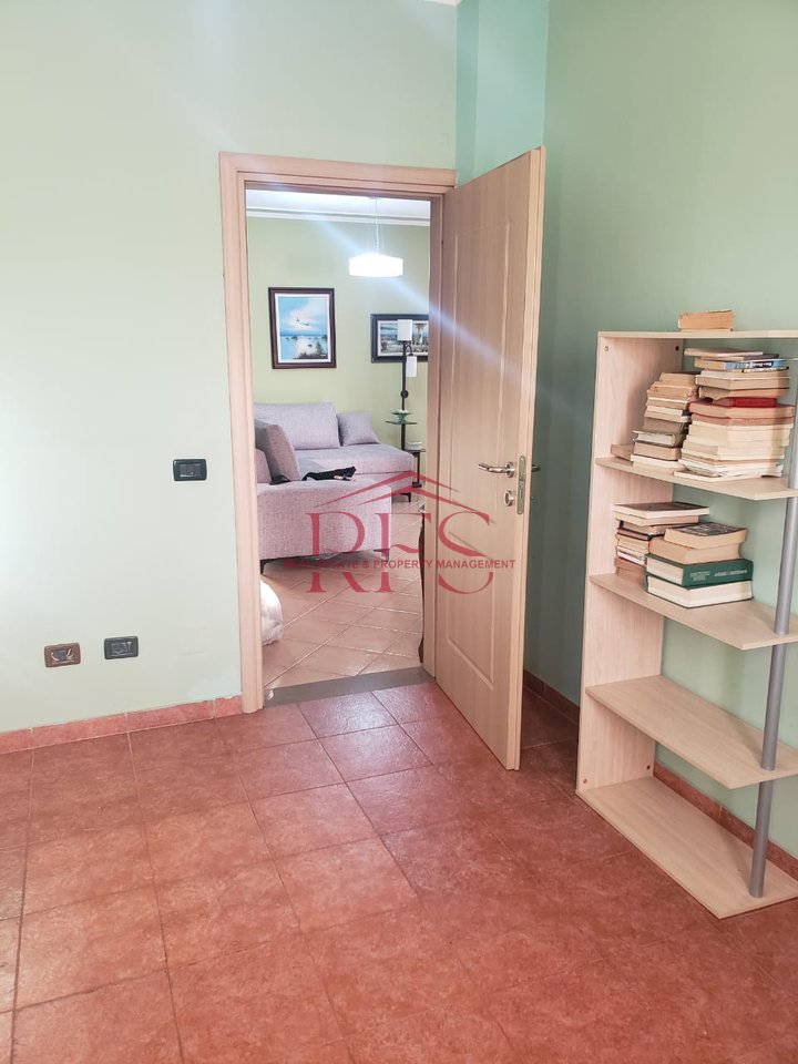 🏡 2+1 Apartment for Rent – Komuna e Parisit, opposite Kika 2  
📍 Address: Tish Daija Street, Kristal Center, Komuna e Parisit, Tirana  
📐 Area: 105 m²  
🏢 Floor: 9  
🛏️ Rooms: 2 bedrooms + living room + kitchen and separate dining area  
🛁 Bathrooms: 1  
🌇 Balconies: 2  
💶 Rent: 650 €/month  

✅ Apartment Features:  
Fully furnished, with modern furniture  

Bedrooms with new furniture  

Separate dining area and kitchen from the living room  

Very bright and warm, thanks to good orientation and natural light  

Underfloor heating and cooling system  

Located in one of the most preferred areas of Tirana, near the park and Kristal Center  

With quick access to transport, shops, cafes, and schools