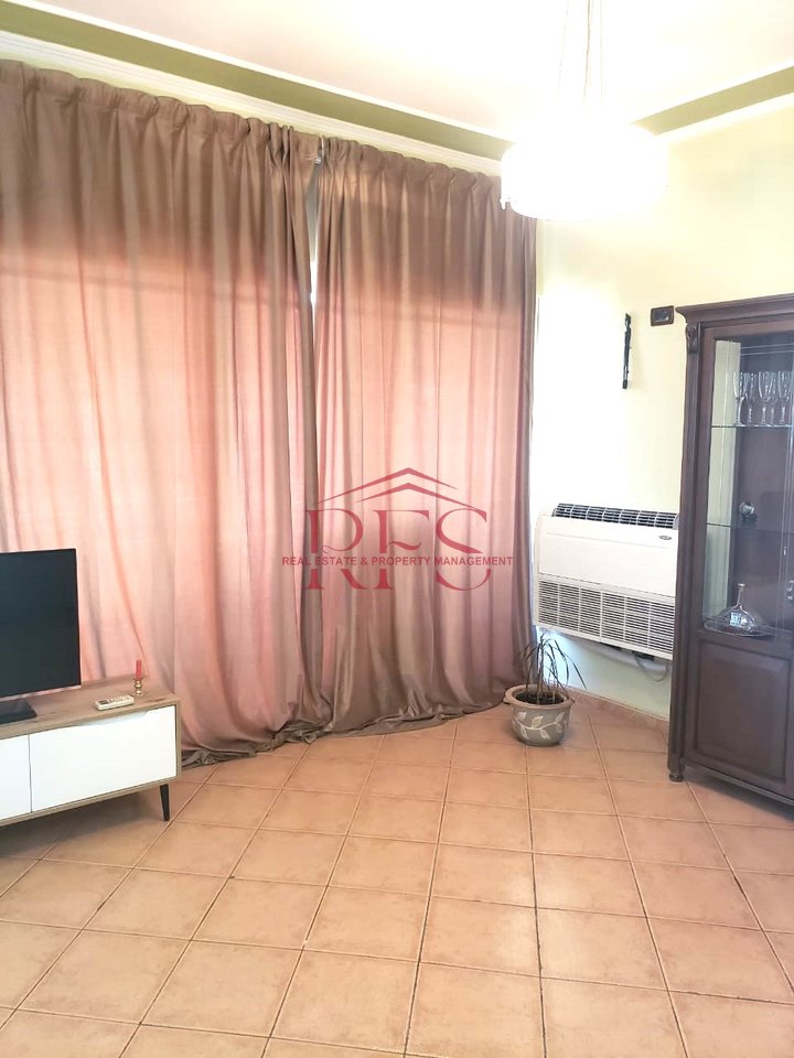 🏡 2+1 Apartment for Rent – Komuna e Parisit, opposite Kika 2  
📍 Address: Tish Daija Street, Kristal Center, Komuna e Parisit, Tirana  
📐 Area: 105 m²  
🏢 Floor: 9  
🛏️ Rooms: 2 bedrooms + living room + kitchen and separate dining area  
🛁 Bathrooms: 1  
🌇 Balconies: 2  
💶 Rent: 650 €/month  

✅ Apartment Features:  
Fully furnished, with modern furniture  

Bedrooms with new furniture  

Separate dining area and kitchen from the living room  

Very bright and warm, thanks to good orientation and natural light  

Underfloor heating and cooling system  

Located in one of the most preferred areas of Tirana, near the park and Kristal Center  

With quick access to transport, shops, cafes, and schools