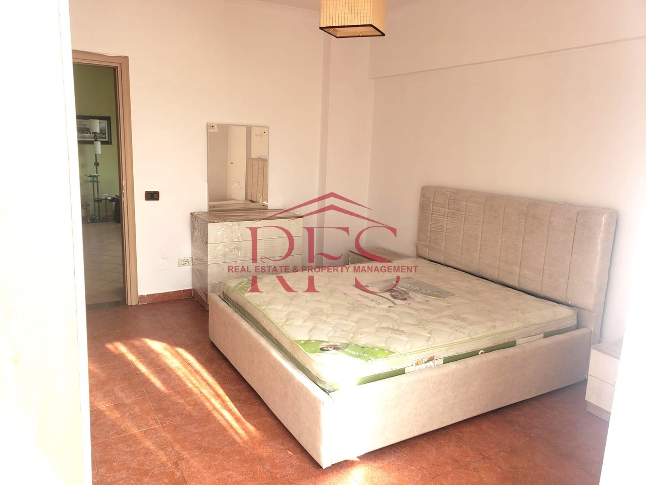 🏡 2+1 Apartment for Rent – Komuna e Parisit, opposite Kika 2  
📍 Address: Tish Daija Street, Kristal Center, Komuna e Parisit, Tirana  
📐 Area: 105 m²  
🏢 Floor: 9  
🛏️ Rooms: 2 bedrooms + living room + kitchen and separate dining area  
🛁 Bathrooms: 1  
🌇 Balconies: 2  
💶 Rent: 650 €/month  

✅ Apartment Features:  
Fully furnished, with modern furniture  

Bedrooms with new furniture  

Separate dining area and kitchen from the living room  

Very bright and warm, thanks to good orientation and natural light  

Underfloor heating and cooling system  

Located in one of the most preferred areas of Tirana, near the park and Kristal Center  

With quick access to transport, shops, cafes, and schools
