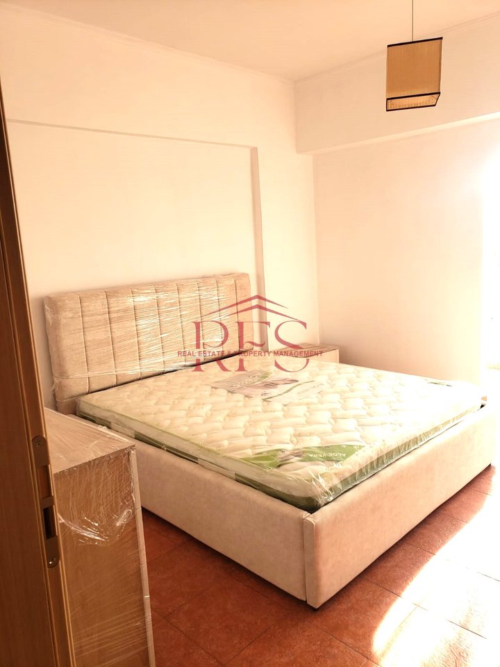 🏡 2+1 Apartment for Rent – Komuna e Parisit, opposite Kika 2  
📍 Address: Tish Daija Street, Kristal Center, Komuna e Parisit, Tirana  
📐 Area: 105 m²  
🏢 Floor: 9  
🛏️ Rooms: 2 bedrooms + living room + kitchen and separate dining area  
🛁 Bathrooms: 1  
🌇 Balconies: 2  
💶 Rent: 650 €/month  

✅ Apartment Features:  
Fully furnished, with modern furniture  

Bedrooms with new furniture  

Separate dining area and kitchen from the living room  

Very bright and warm, thanks to good orientation and natural light  

Underfloor heating and cooling system  

Located in one of the most preferred areas of Tirana, near the park and Kristal Center  

With quick access to transport, shops, cafes, and schools