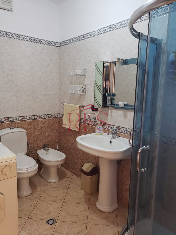 🏡 2+1 Apartment for Rent – Komuna e Parisit, opposite Kika 2  
📍 Address: Tish Daija Street, Kristal Center, Komuna e Parisit, Tirana  
📐 Area: 105 m²  
🏢 Floor: 9  
🛏️ Rooms: 2 bedrooms + living room + kitchen and separate dining area  
🛁 Bathrooms: 1  
🌇 Balconies: 2  
💶 Rent: 650 €/month  

✅ Apartment Features:  
Fully furnished, with modern furniture  

Bedrooms with new furniture  

Separate dining area and kitchen from the living room  

Very bright and warm, thanks to good orientation and natural light  

Underfloor heating and cooling system  

Located in one of the most preferred areas of Tirana, near the park and Kristal Center  

With quick access to transport, shops, cafes, and schools