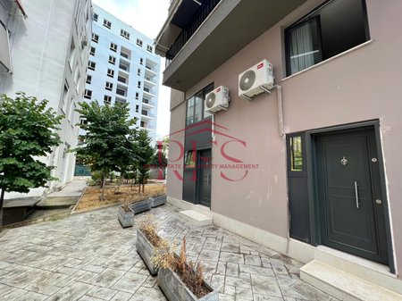 🌟 APPARTAMENTO IN AFFITTO – 1+1 🌟
📍 Via e Dibrës, Tirana – vicino all'Ospedale Americano 2
🏢 Primo piano | Palazzo di nuova costruzione

📐 Superficie: 55 m²
💺 Ambiente arredato e adatto per una vita tranquilla
🔧 Nessun obbligo aggiuntivo per la manutenzione delle scale o dell'ascensore

💰 Prezzo: 40.000 lek/mese