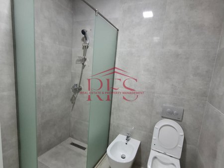 📢 JEPET ME QIRA – APARTAMENT 1+1
📍 Rr. Bedri Karapici, përballë Birra Tirana, Rezidenca Henke

🛏️ 1+1 | 📐 60 m²
🏢 Pallat i ri – vit ndërtimi 2025
🆕 Apartament i pabanuar më parë
🛋️ Totalisht i mobiluar
  600 euro ne muaj / jane dy hyrje 1+1 te investuara /   Orientimi jug-lindje