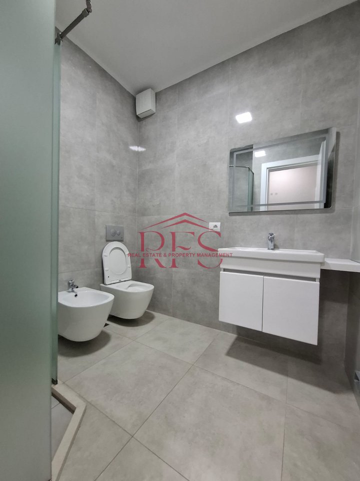 📢 JEPET ME QIRA – APARTAMENT 1+1
📍 Rr. Bedri Karapici, përballë Birra Tirana, Rezidenca Henke

🛏️ 1+1 | 📐 60 m²
🏢 Pallat i ri – vit ndërtimi 2025
🆕 Apartament i pabanuar më parë
🛋️ Totalisht i mobiluar
  600 euro ne muaj / jane dy hyrje 1+1 te investuara /   Orientimi jug-lindje