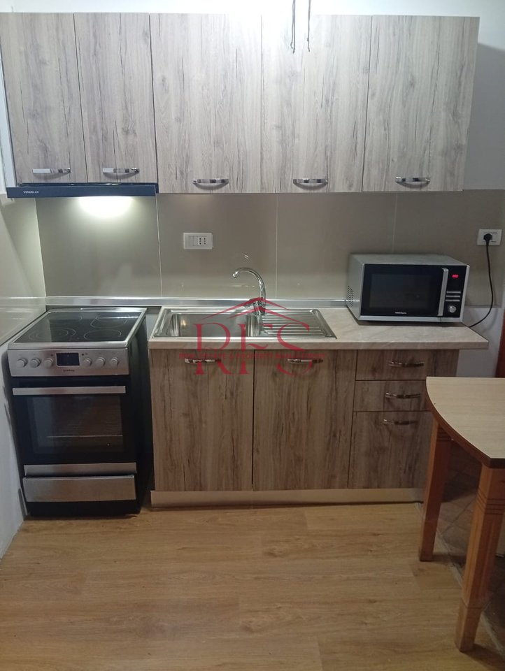 📍 In Affitto Super Ingresso 2+1 – Di Fronte al Ginnasio Partizani, Selvia