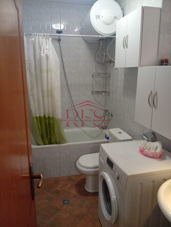 📍 In Affitto Super Ingresso 2+1 – Di Fronte al Ginnasio Partizani, Selvia