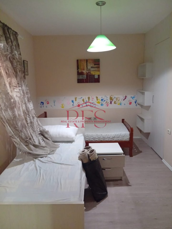 📍 In Affitto Super Ingresso 2+1 – Di Fronte al Ginnasio Partizani, Selvia