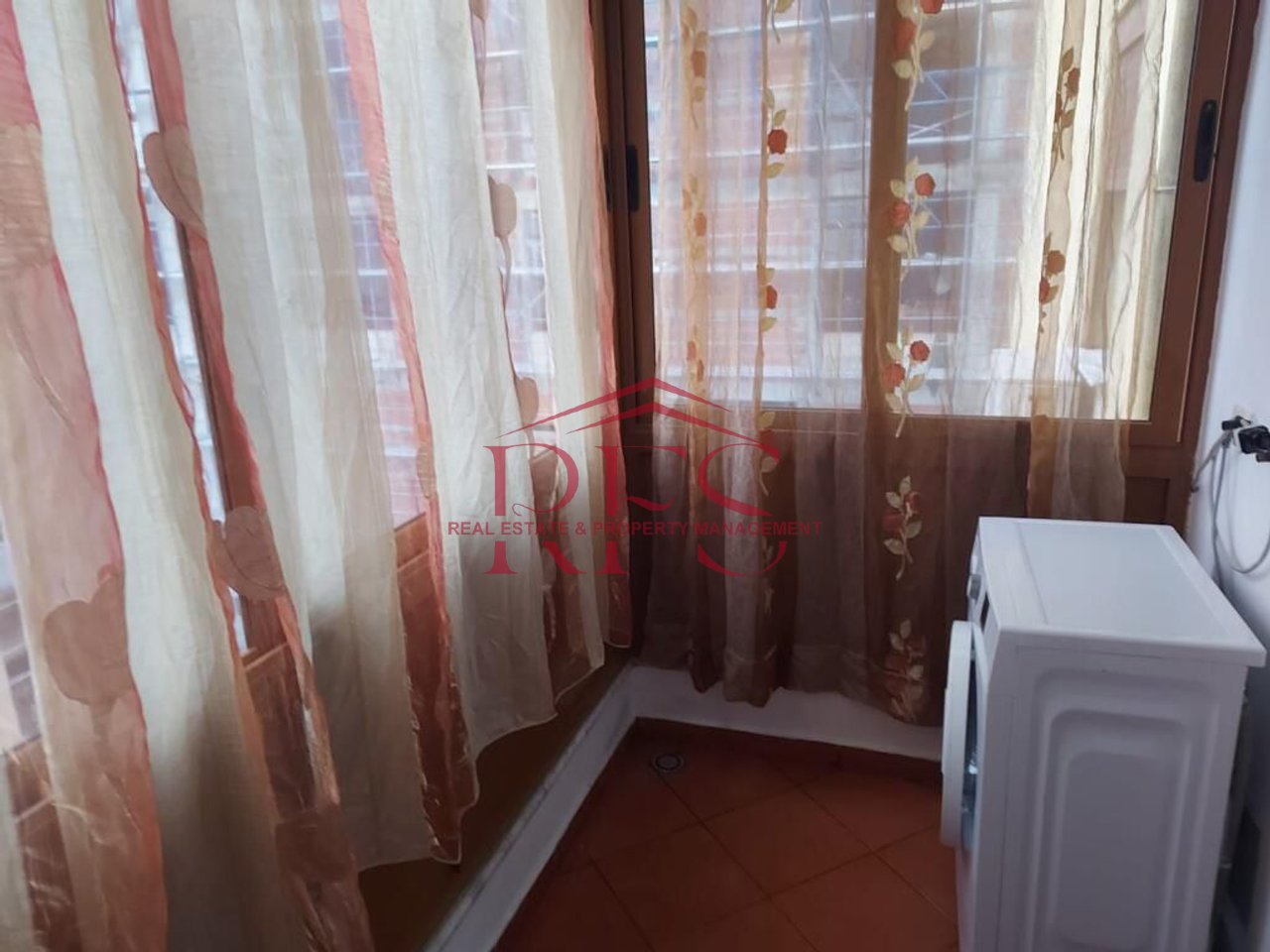 🏠 1+1 APARTMENT FOR RENT NEAR THE FORMER EXHIBITION "SHQIPËRIA SOT"  
📍 Address: Near the Former Exhibition, Tirana (500) (For couples)  
🏢 Floor: 7th (new building with elevator)