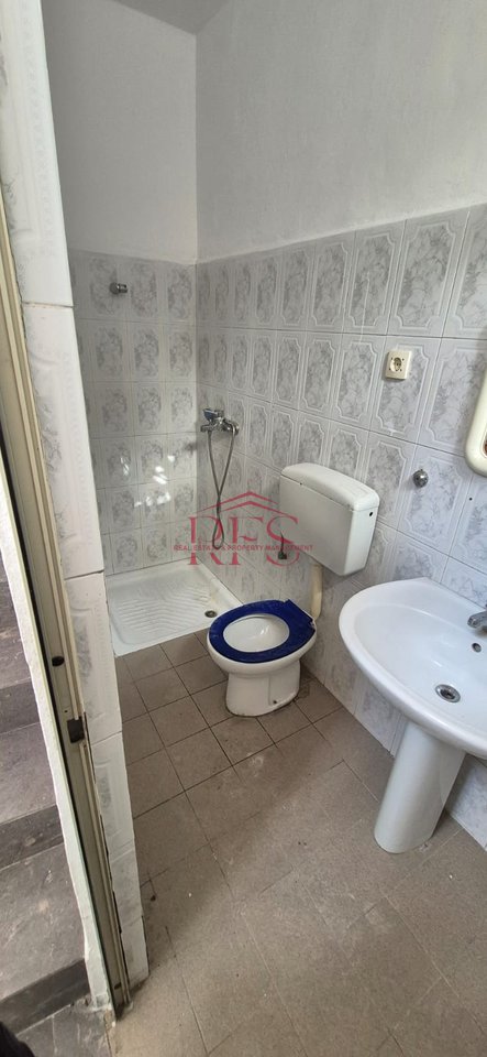 VILË ME QIRA – ME HYRJE DIREKT NË RRUGËN E DIBRËS, TEK SELVIA
📍 Qendër • Selvia • Tiranë
💰 Çmimi: €1,300 / muaj
       240 m²