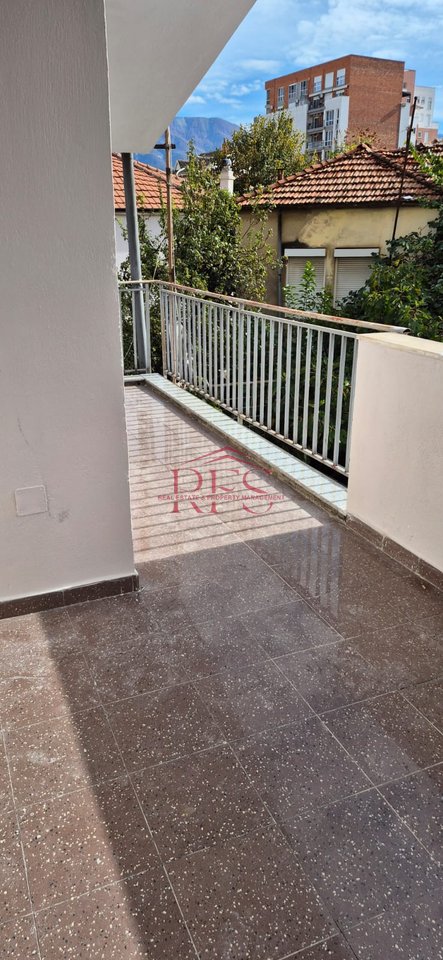 VILË ME QIRA – ME HYRJE DIREKT NË RRUGËN E DIBRËS, TEK SELVIA
📍 Qendër • Selvia • Tiranë
💰 Çmimi: €1,300 / muaj
       240 m²