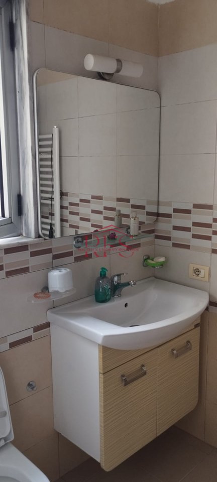 🏡 Me Qira | Kat i 2-të i Vilës
📍 Rruga Bardhyl – vetëm 8 min nga Qendra