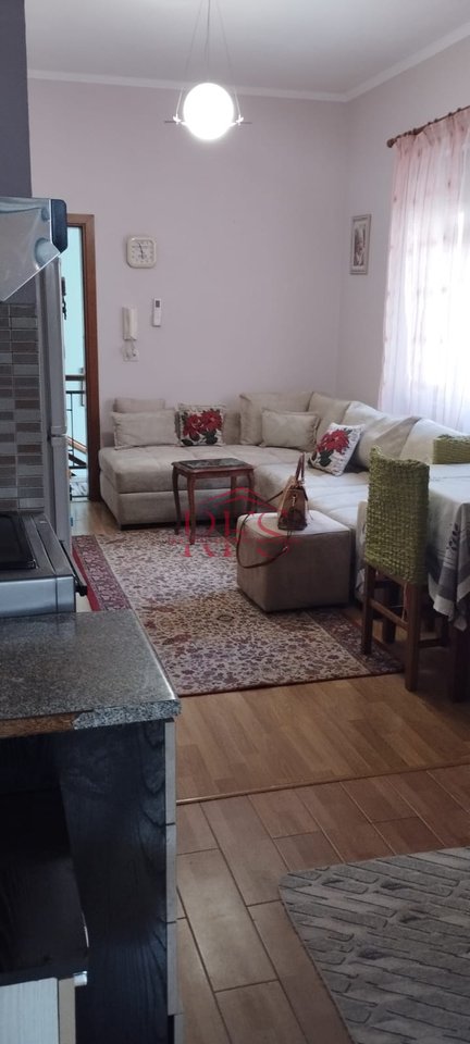 🏡 Me Qira | Kat i 2-të i Vilës
📍 Rruga Bardhyl – vetëm 8 min nga Qendra