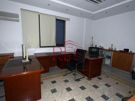 🏢 Ambjente biznesi / zyrë me qira në QENDRËN e Tiranës - SHESHI SKËNDERBEU 📍 Ndodhet në katin e parë mbi nivelin e tokës (kati i parë banesor), me hyrje të përshtatshme për biznes