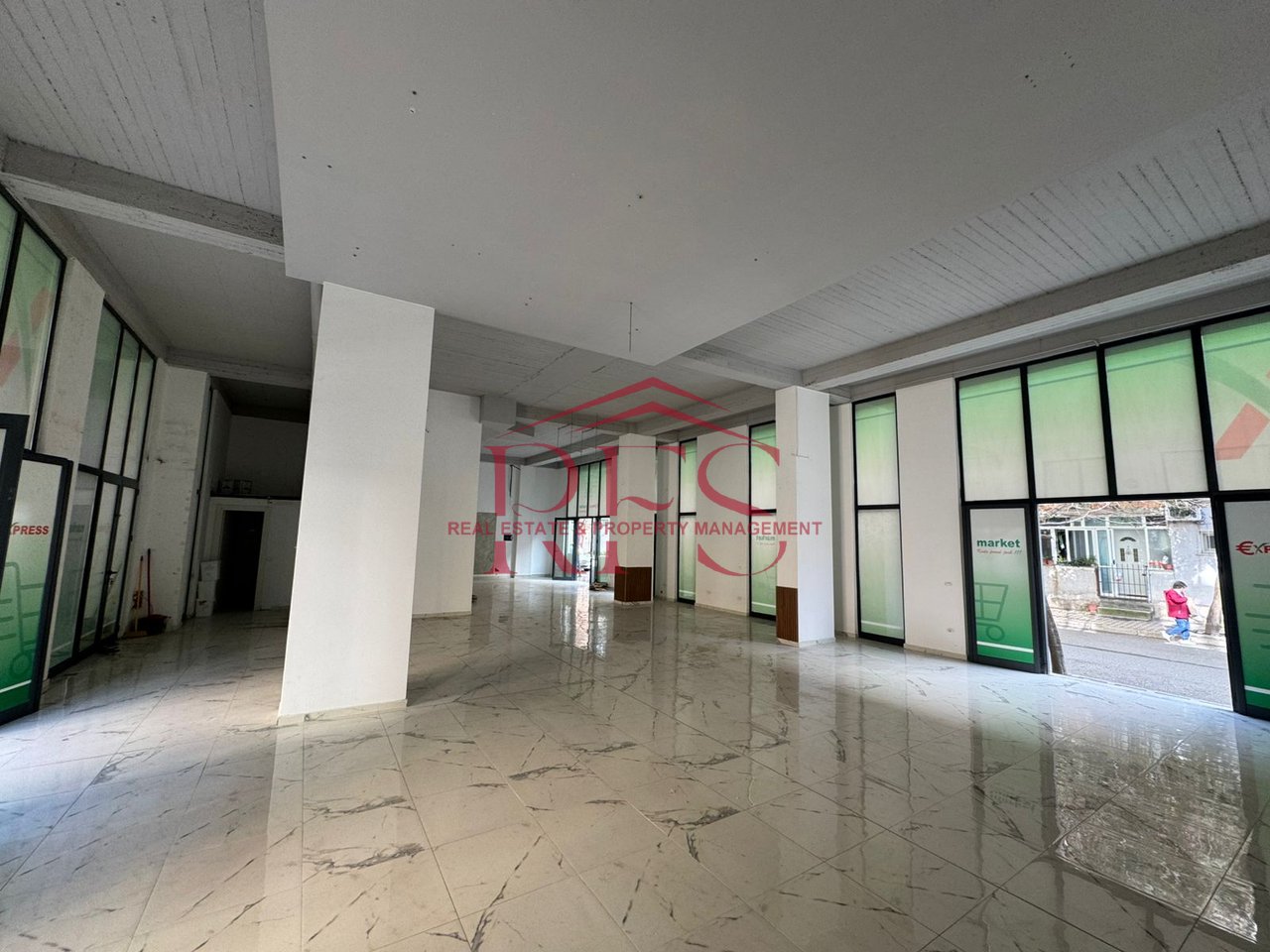 Business premises of 200m2 for rent