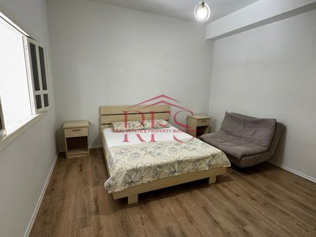 🏠 Apartament me Qira 1+1 – Gjysmë i Mobiluar
📍 Pranë Pazarit të Ri | Afer Sheshit Avni Rustemi
💶 Çmimi: 550€/muaj

✨ Detaje të Pronës:
🛏️ 1 Dhomë Gjumi
🛋️ 1 Sallon + Kuzhinë
🚿 1 Tualet
📐 Kat përdhe në një objekt 4-katësh
🪑 Gjysmë i mobiluar – gati për t'u personalizuar sipas dëshirës

📌 Vendndodhje Perfekte:
✅ Zemra e Tiranës – ideal për banim ose Airbnb
✅ 2 minuta më këmbë nga Sheshi Avni Rustemi
✅ Afër tregut, bareve, restoranteve dhe jetës së natës
✅ Zonë me kërkesë të lartë turistike dhe qira afatshkurtra

📲 Ideale për:
🔑 Investitorë që kërkojnë të nisin Airbnb
🏡 Individë apo çifte që kërkojnë të jetojnë në qendër
