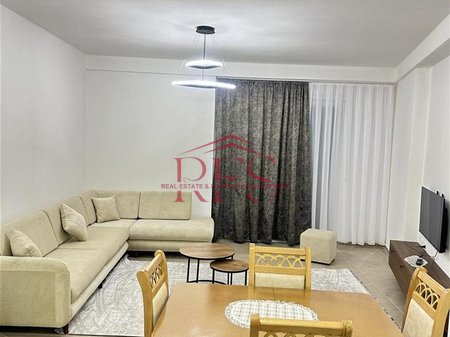 Jepet me qira Apartamenti 1+1 🏠
💲 450 Lekë/muaj
📏 Sipërfaqe: 65 m²
🛋️ I mobiluar: Po (Gjëra të reja)
🔑 Gjendje: I ri, i sapo përfunduar
🏢 Pallat i ri: Po
🛁 Përbërja: 1 dhomë gjumi + sallon + ballkon + tarace
🚪 Ashensor: Po
Kati 9. 23 shtator lirohet.
📍 Lokacion: Tiranë
🏠 Për më shumë informacion mund të na shkruani sa më shpejt.