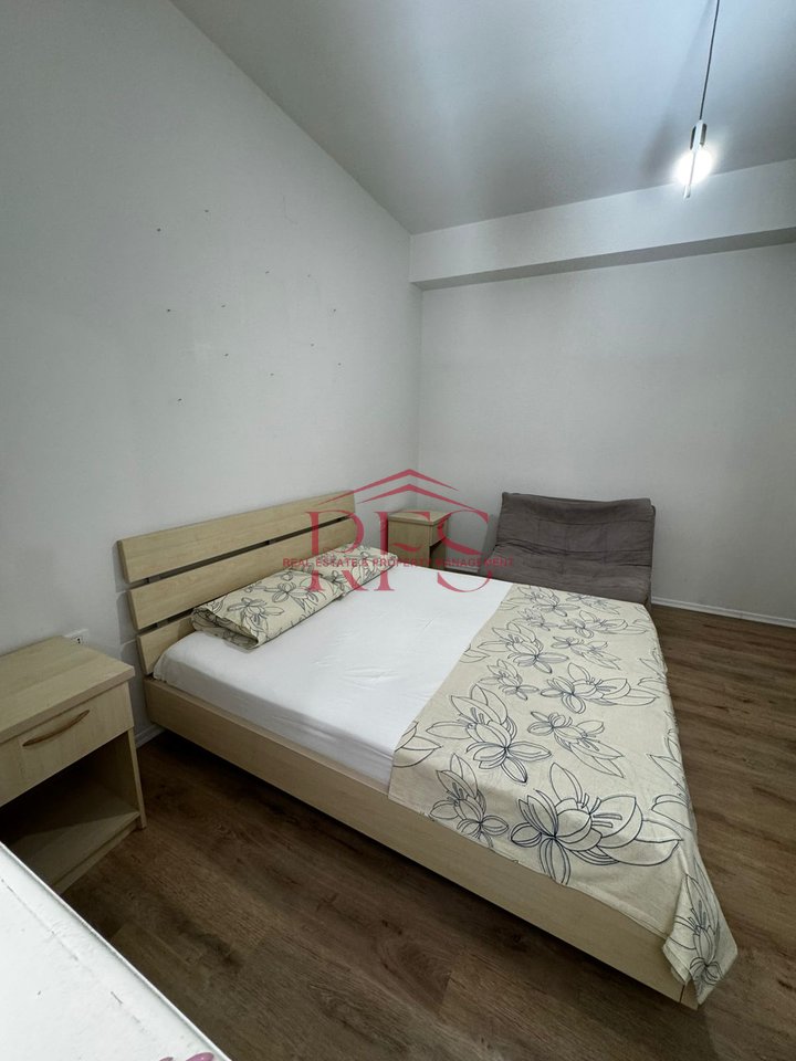 🏠 Appartamento in Affitto 1+1 – Semi-Arredato  
📍 Vicino al Nuovo Bazaar | Vicino a Piazza Avni Rustemi  
💶 Prezzo: 550€/mese  
✨ Dettagli della Proprietà:  
🛏️ 1 Camera da letto  
🛋️ 1 Soggiorno + Cucina  
🚿 1 Bagno  
📐 Piano terra in un edificio di 4 piani  
🪑 Semi-arredato – pronto per essere personalizzato a piacere  
📌 Posizione Perfetta:  
✅ Cuore di Tirana – ideale per vivere o Airbnb  
✅ A 2 minuti a piedi da Piazza Avni Rustemi  
✅ Vicino al mercato, bar, ristoranti e vita notturna  
✅ Zona con alta domanda turistica e affitti a breve termine  
📲 Ideale per:  
🔑 Investitori che vogliono iniziare con Airbnb  
🏡 Individui o coppie che cercano di vivere in centro città