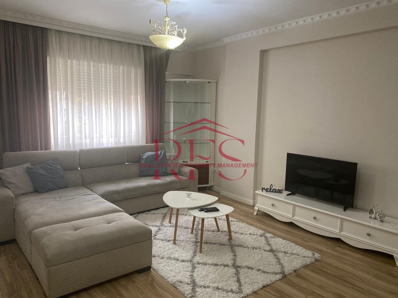 2+1 for rent, Komuna Parisit