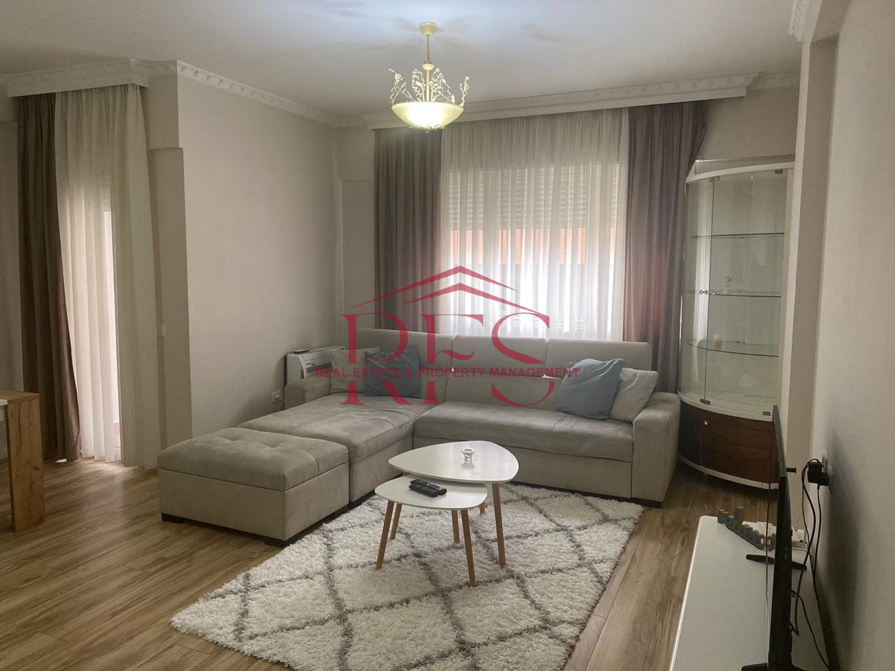 2+1 for rent, Komuna Parisit