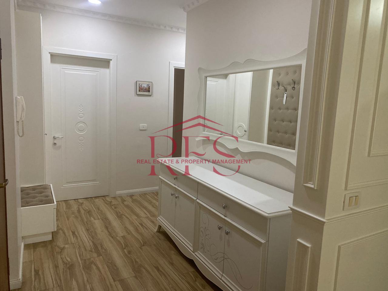 2+1 for rent, Komuna Parisit