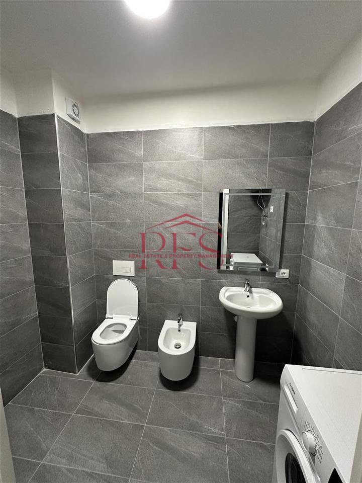 Apartment 1+1 for rent 🏠
💲 450 Lek/month
📏 Area: 65 m²
🛋️ Furnished: Yes (New items)
🔑 Condition: New, recently finished
🏢 New building: Yes
🛁 Composition: 1 bedroom + living room + balcony + terrace
🚪 Elevator: Yes
9th floor. Available from September 23.
📍 Location: Tirana
🏠 For more information, you can contact us as soon as possible.