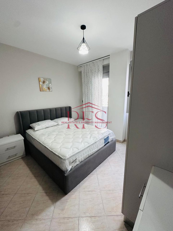 JEPET ME QIRA APARTAMENT 1+1 TEK ISH PARKU I AUTOBUZAVE NE RRUGEN E KAVAJES