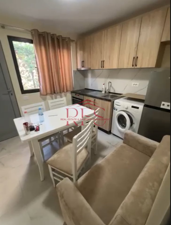 Jepet me qira apartament 1+1, kati 1 i nje vile, 400 € tek QSUT