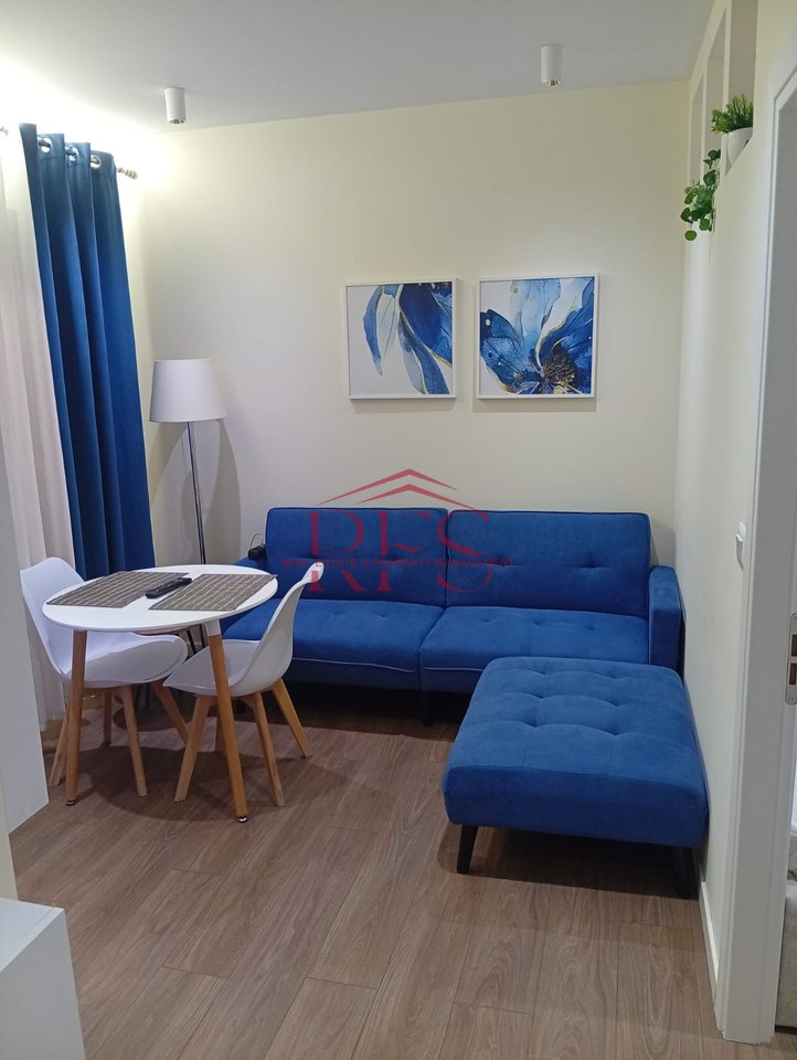 📍 Jepet me qera super apartament 1+1 afer tek Koloseut,Rruge Durresit