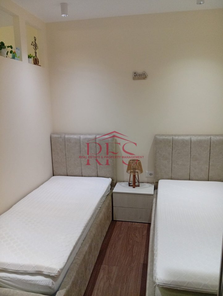 📍 Jepet me qera super apartament 1+1 afer tek Koloseut,Rruge Durresit