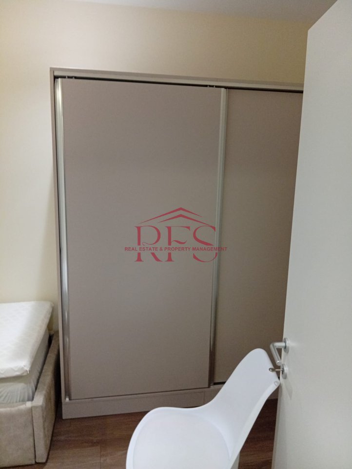 📍 Jepet me qera super apartament 1+1 afer tek Koloseut,Rruge Durresit