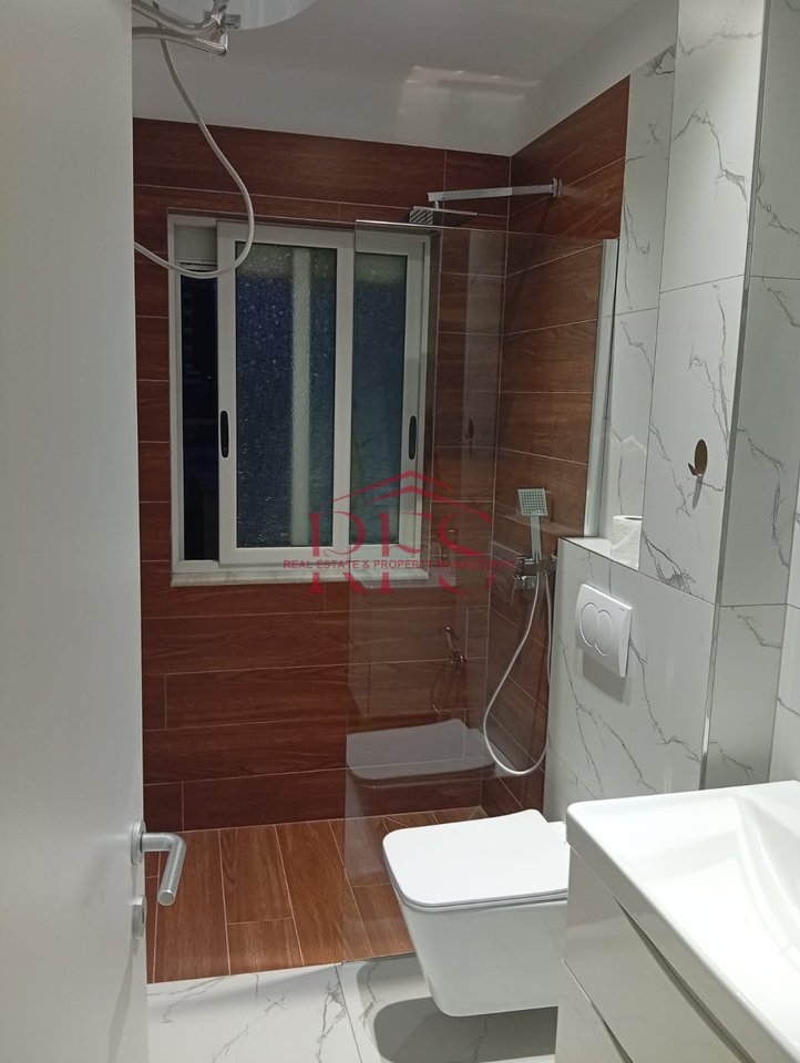 📍 Jepet me qera super apartament 1+1 afer tek Koloseut,Rruge Durresit