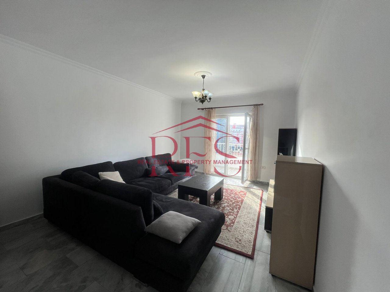 Jepet me qira apartament 2+1 per 4 persona , Kati 6, 600 € ne Laprake, prane Hotel Relax , Rruga Dritan Hoxha