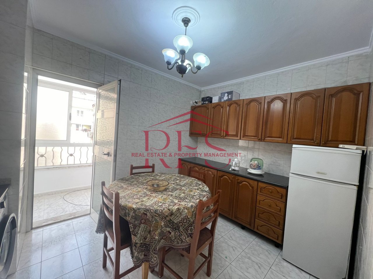 Jepet me qira apartament 2+1 per 4 persona , Kati 6, 600 € ne Laprake, prane Hotel Relax , Rruga Dritan Hoxha