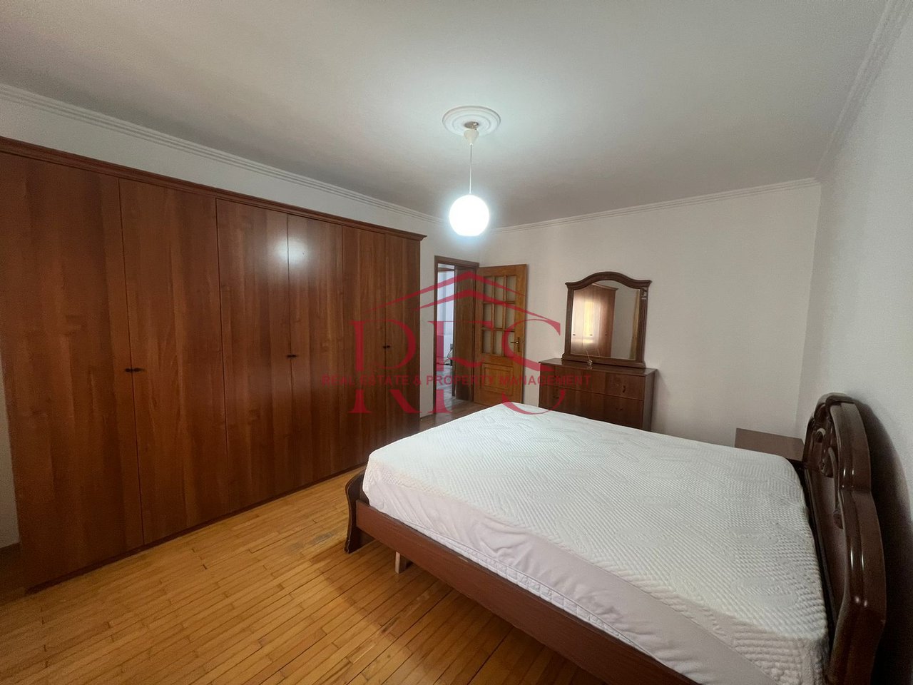 Jepet me qira apartament 2+1 per 4 persona , Kati 6, 600 € ne Laprake, prane Hotel Relax , Rruga Dritan Hoxha
