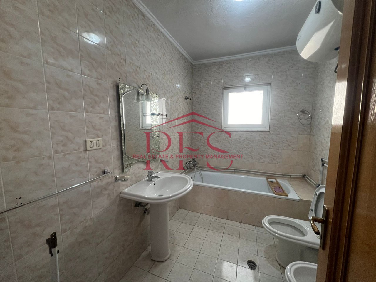 Jepet me qira apartament 2+1 per 4 persona , Kati 6, 600 € ne Laprake, prane Hotel Relax , Rruga Dritan Hoxha