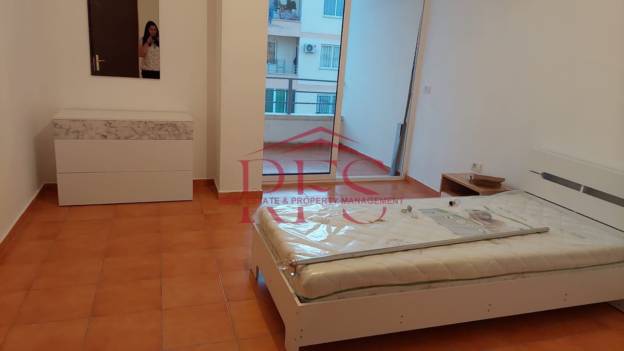 Appartamento 2+1+2 con balcone in affitto ad Astir, 450 mila lek