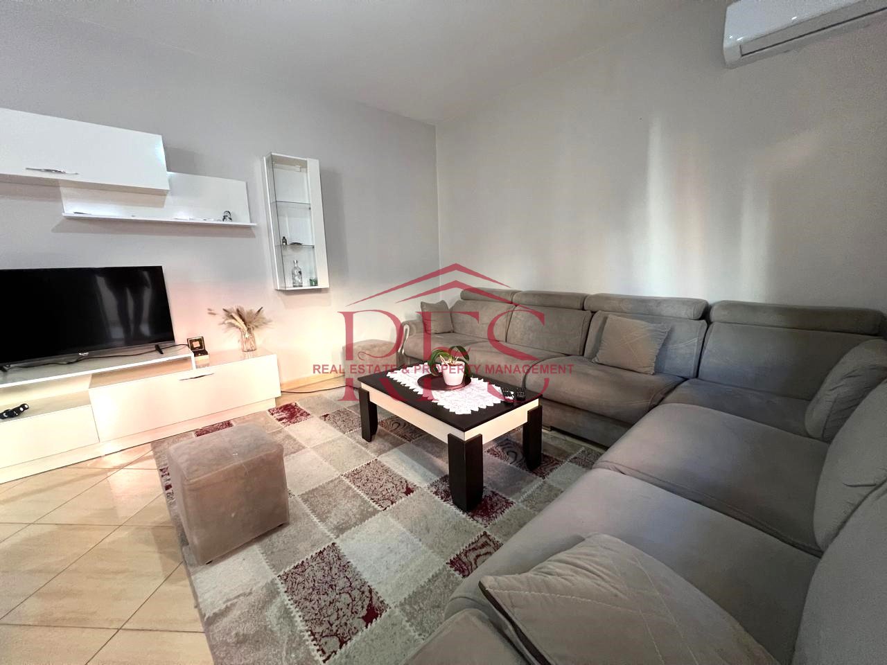 Affittasi appartamento 1+1, 5° piano con ascensore, 400 € ad Astir, molto vicino all'Anello.